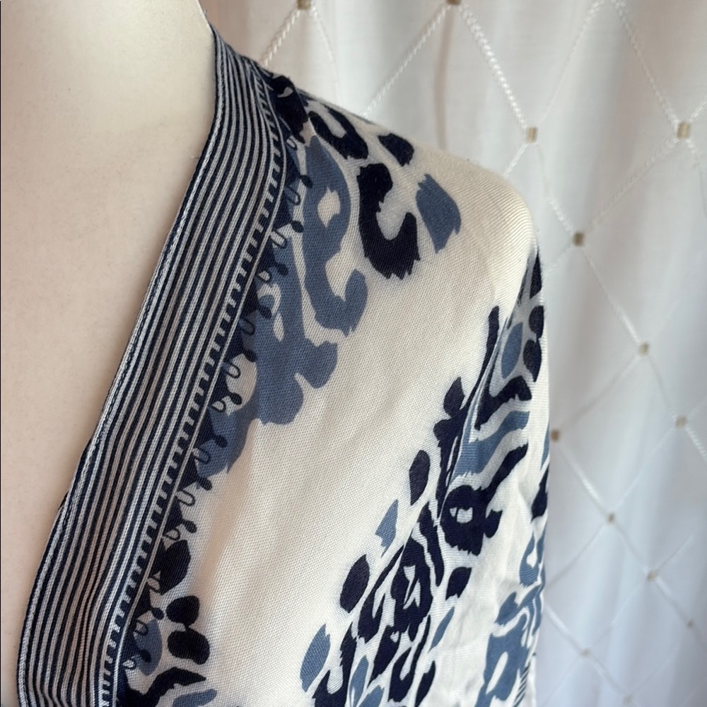 Elegant blue and White Animal Print Kimono - Picture 3 of 5